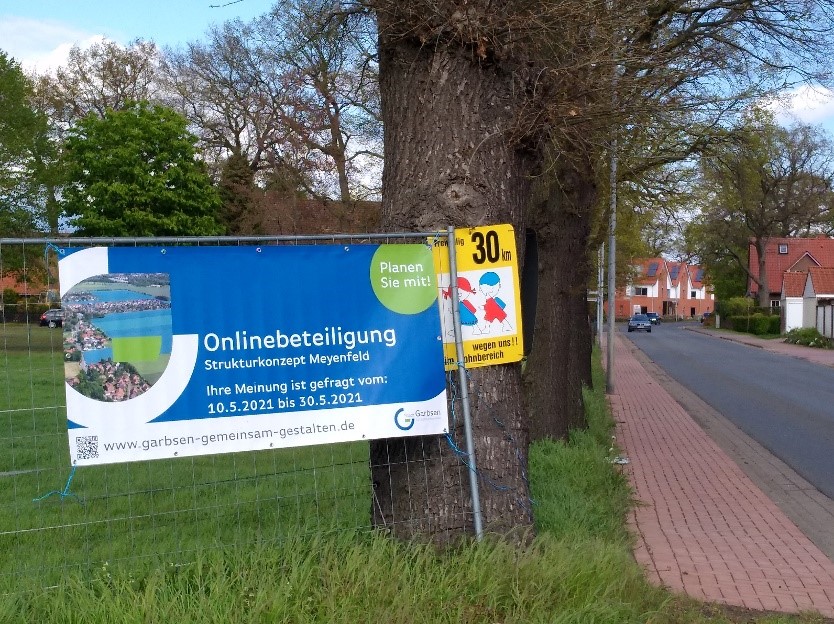 Foto der Leistlinger Straße Ortseingang Richtung Osten mit Beteiligungsbanner