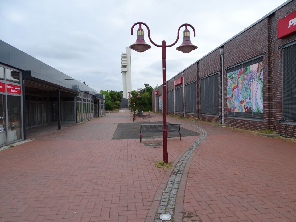 Der Bereich zwischen Ladenzeile und Supermarkt am Marshof