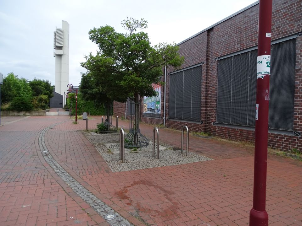 Der Bereich zwischen Ladenzeile und Supermarkt am Marshof