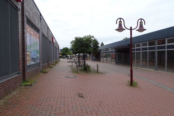 Der Bereich zwischen Ladenzeile und Supermarkt am Marshof