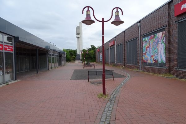 Der Bereich zwischen Ladenzeile und Supermarkt am Marshof