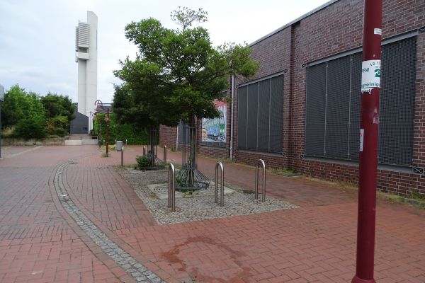 Der Bereich zwischen Ladenzeile und Supermarkt am Marshof