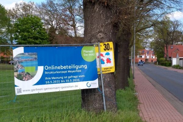 Foto der Leistlinger Straße Ortseingang Richtung Osten mit Beteiligungsbanner