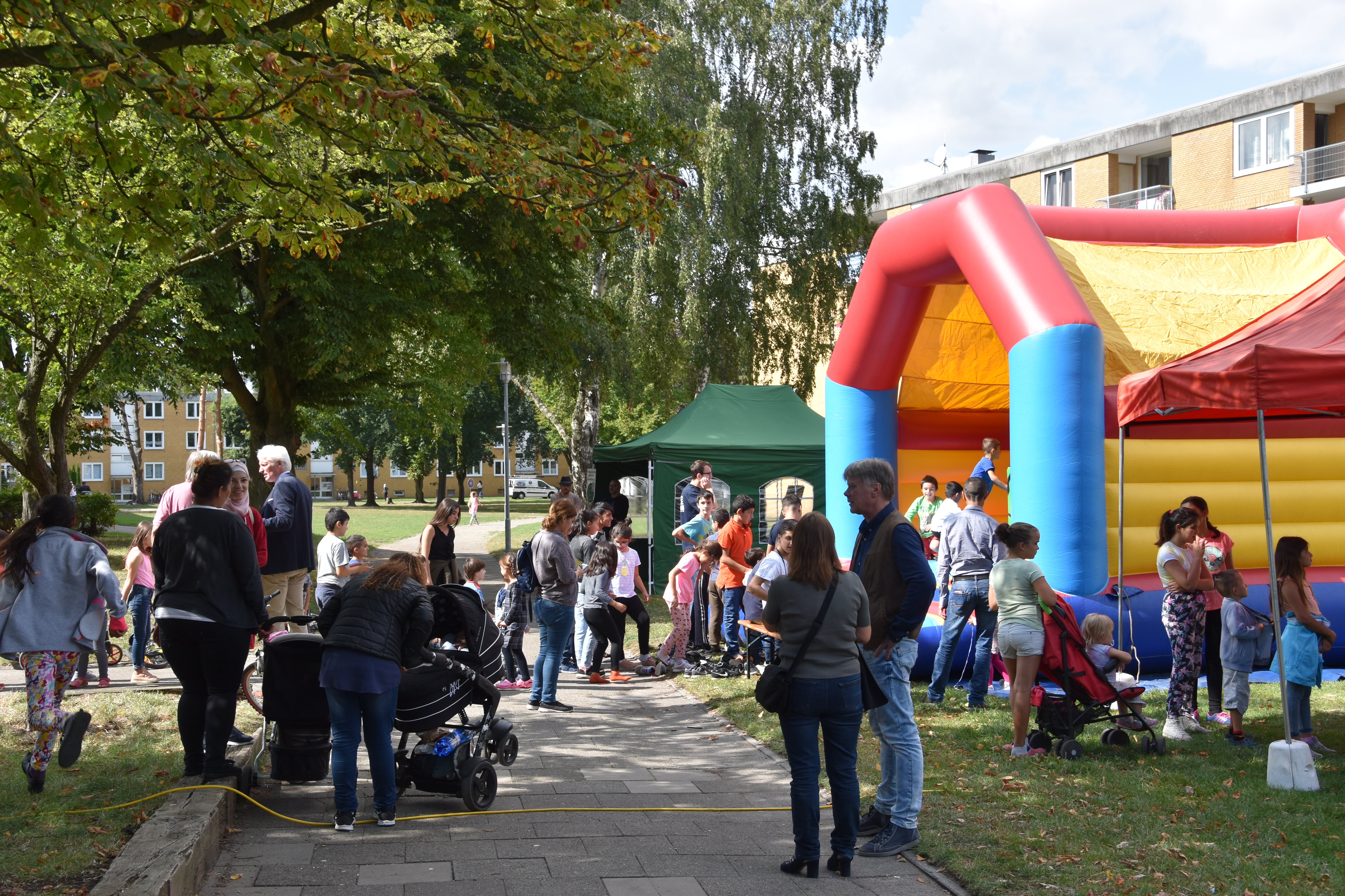 Nachbarschaftsfest mit Hüpfburg